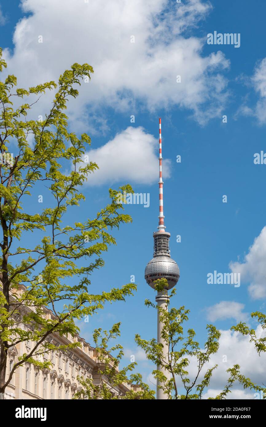 Fernsehturm, tour de télévision de Berlin, lors d'une journée de printemps Banque D'Images
