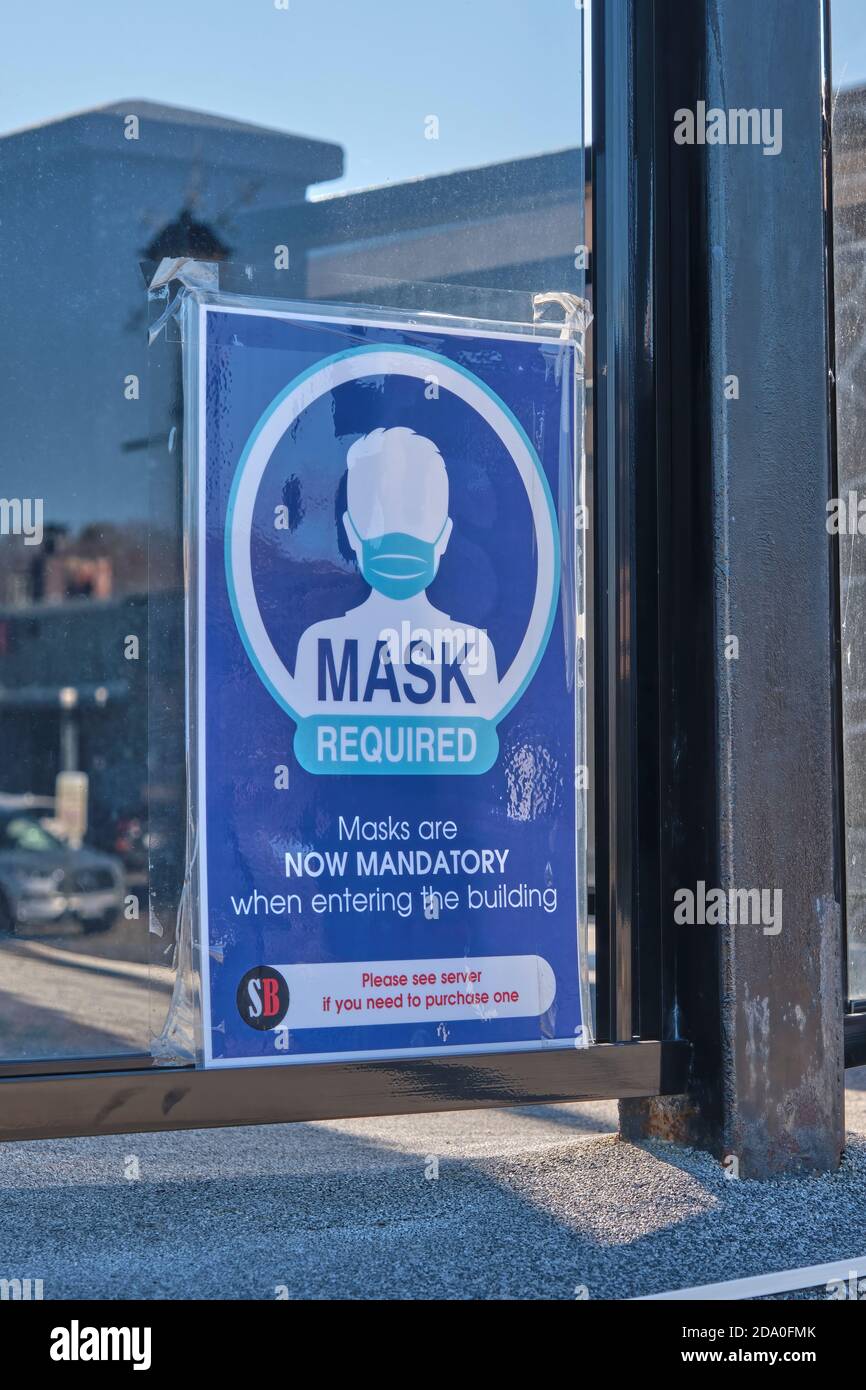 Ouvrez une fenêtre du restaurant pour informer les clients que les revêtements de visage sont obligatoires pour entrer dans les locaux. Banque D'Images Ouvrez une fenêtre du restaurant pour informer les clients que les revêtements de visage sont obligatoires pour entrer dans les locaux. Banque D'Images