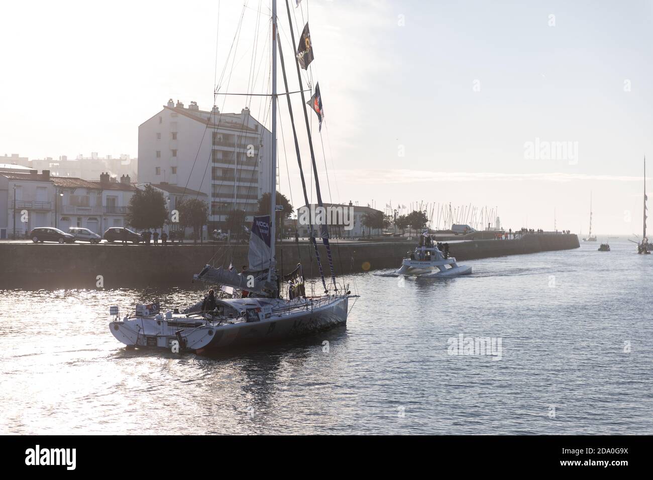 LES SABLES d'OLONNE, FRANCE - 08 NOVEMBRE 2020 : bateau à lièvre PIP (Medallia) dans le canal pour le début du Vendée Globe 2020 Banque D'Images