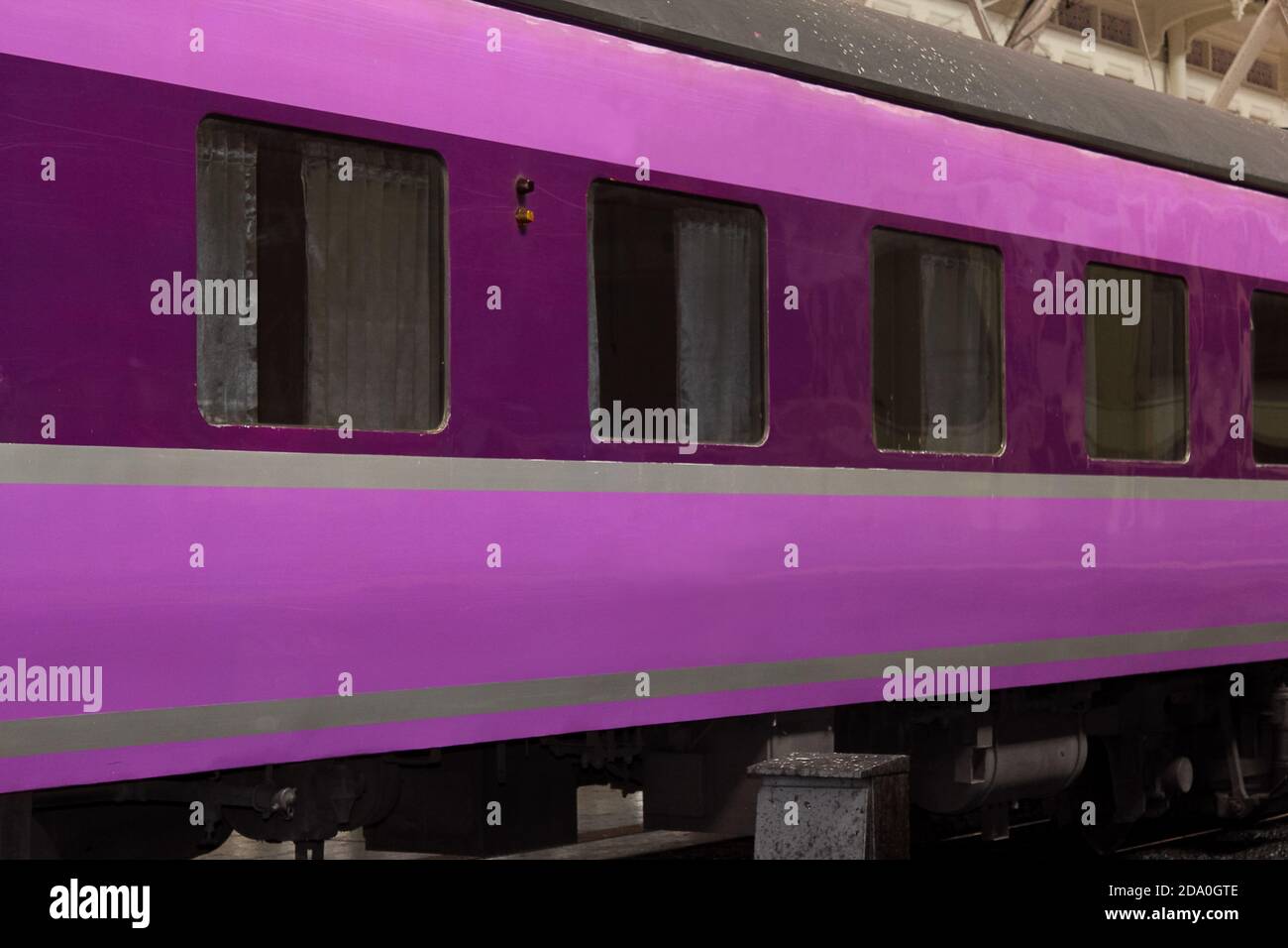 Train violet à la gare. Train violet Banque D'Images