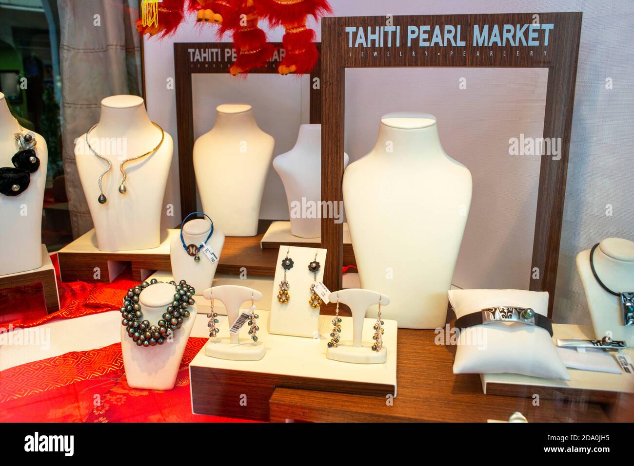 Marché des perles à Papeete Tahiti Polynésie française. Démonstration de culture de perle noire Tahiti. Fermier montrant l'huître à lèvre noire pour cultiver le précieux Banque D'Images