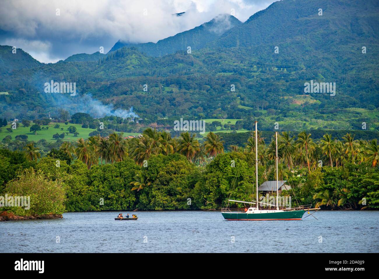 Ancien bateau à voile en face de la côte de Tahiti. Papeete Tahiti nui Polynésie française France Banque D'Images