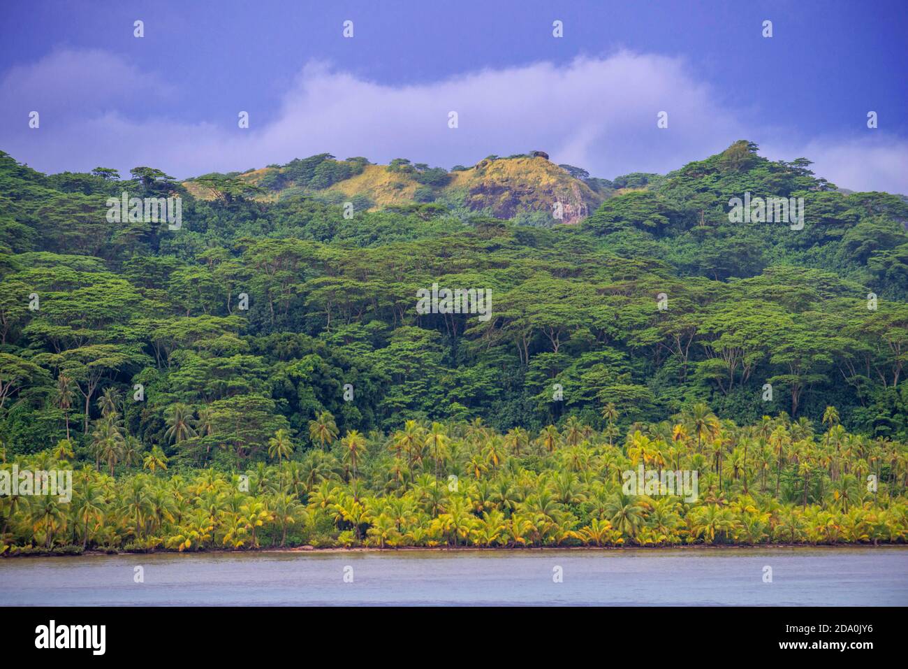 Montagnes de l'île de Huahine, Iles de la Société, Polynésie française, Pacifique Sud. Côte et lagune de l'île Huahine près de la baie de Maroe, Pacifique Sud Banque D'Images