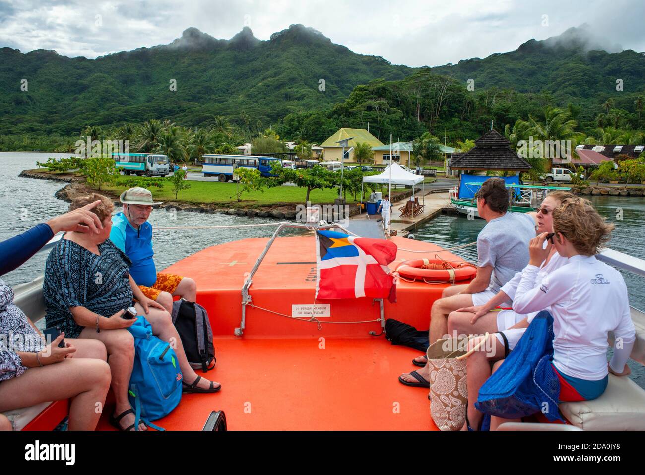 Invité de Paul Gauguin croisière ancrée dans l'île de Huahine, les îles de la Société, la Polynésie française, le Pacifique Sud. Côte et lagune de l'île de Huahine ne Banque D'Images