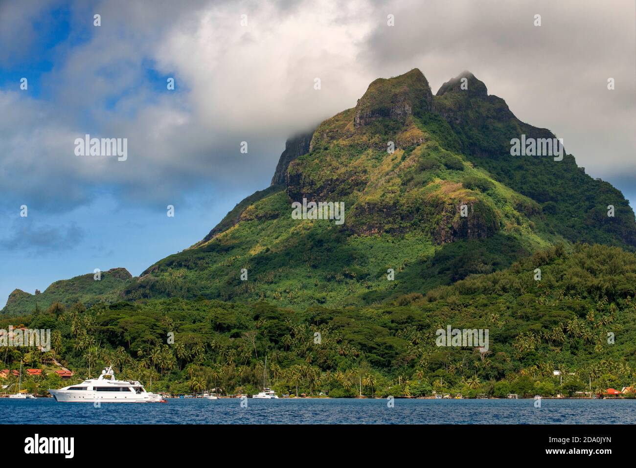 Bateau et vue sur le Mont Otemanu, Bora Bora, les Iles de la Société, Polynésie française Banque D'Images