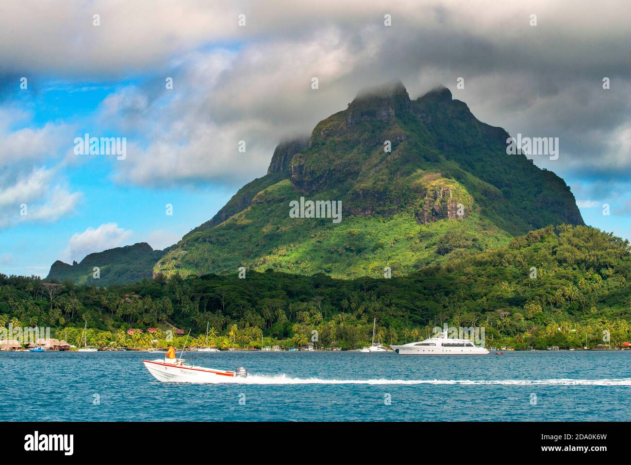Bateau et vue sur le Mont Otemanu, Bora Bora, les Iles de la Société, Polynésie française Banque D'Images