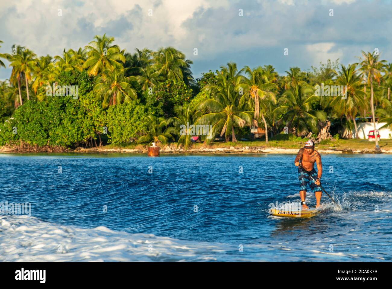 Paddle surf dans la plage de Rangiroa, les îles Tuamotu, la Polynésie française, le Pacifique Sud. Banque D'Images