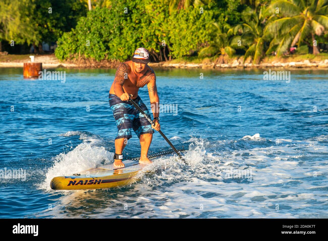 Paddle surf dans la plage de Rangiroa, les îles Tuamotu, la Polynésie française, le Pacifique Sud. Banque D'Images