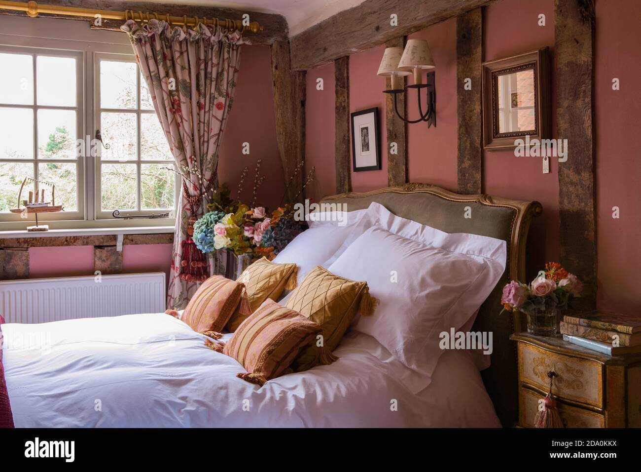 Intérieur d'un cottage anglais avec lit double en bois chambre encadrée  Photo Stock - Alamy