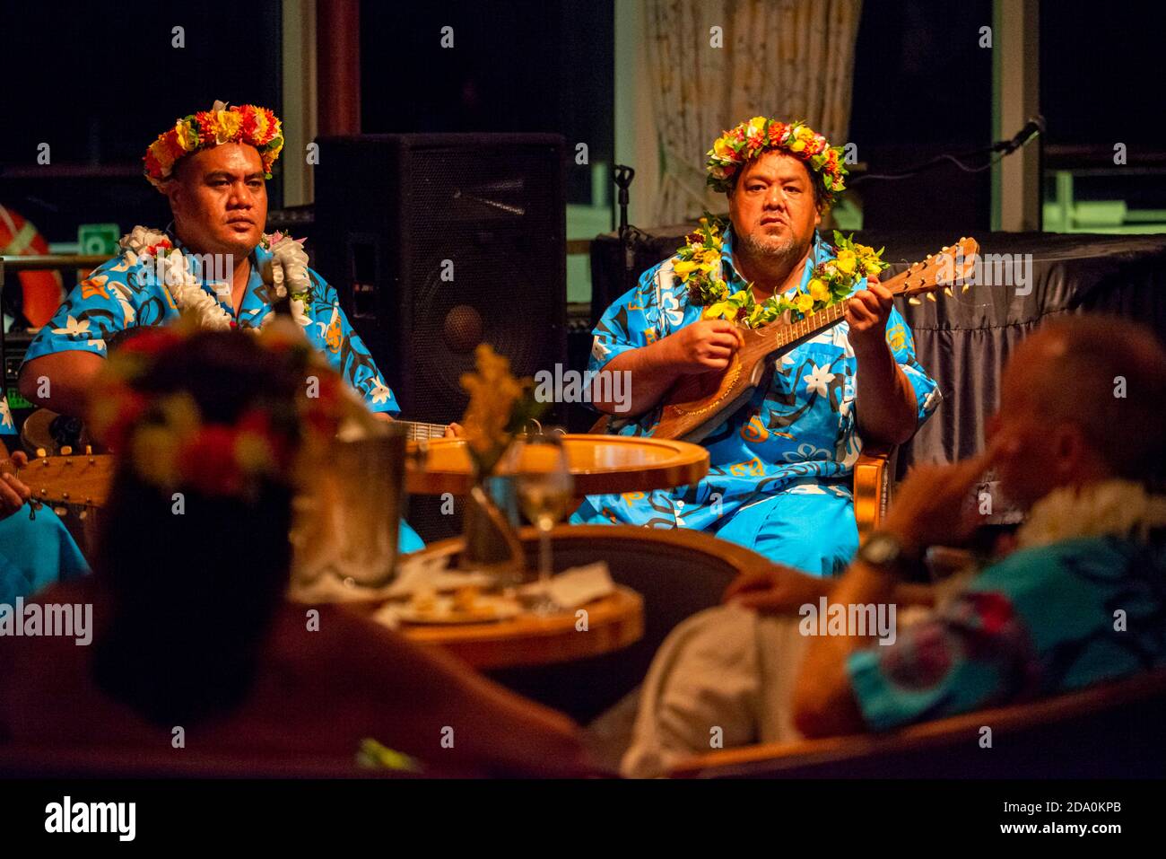 Entertainment Group chantant dans le navire de croisière Paul Gauguin. France, France, Polynésie, Pacifique Sud. Banque D'Images