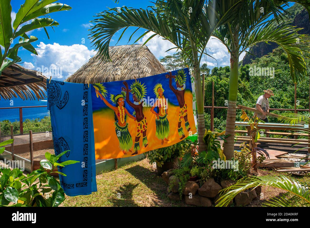 Paréo Sarong Polynésien coloré ou en vente dans une boutique touristique à Vaitape, Bora Bora, Polynésie Française Banque D'Images
