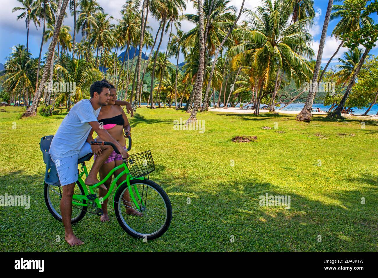 Deux adolescents locale avec un vélo, des baisers à Moorea, Capitan Cook's Bay, Polynésie Française, îles de la société, Pacifique Sud. Banque D'Images