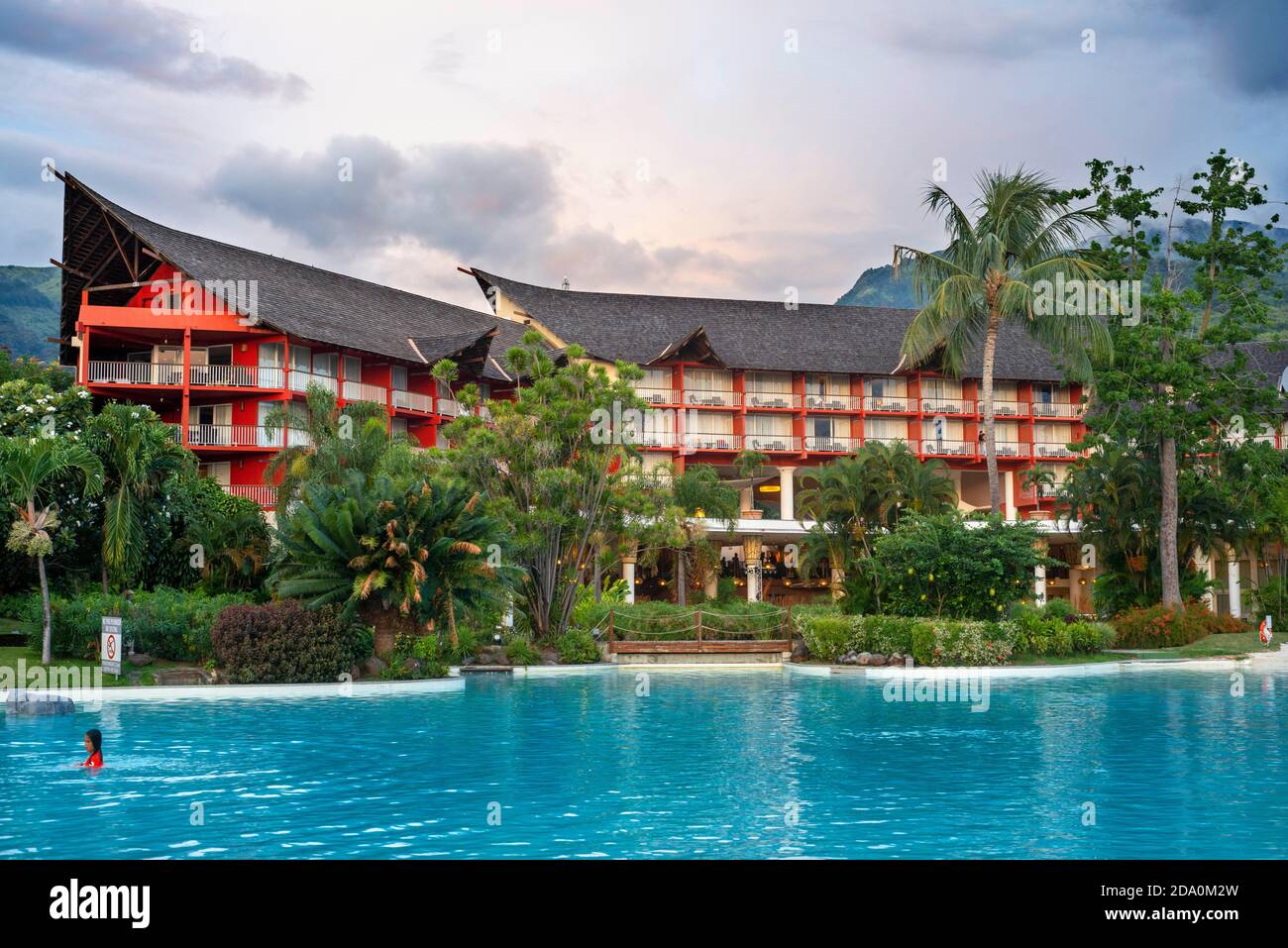 Coucher de soleil au Meridien Hotel sur l'île de Tahiti, Polynésie française, Tahiti Nui, Iles de la Société, Polynésie française, Pacifique Sud. Banque D'Images