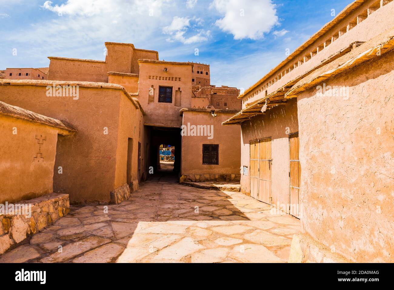 Ruelles couvertes, exemple d'architecture marocaine. Ksar ait Ben haddou, vieux village berbère en briques adobe ou kasbah. Ouarzazate, Drâa-Tafilalet, Maroc, Banque D'Images
