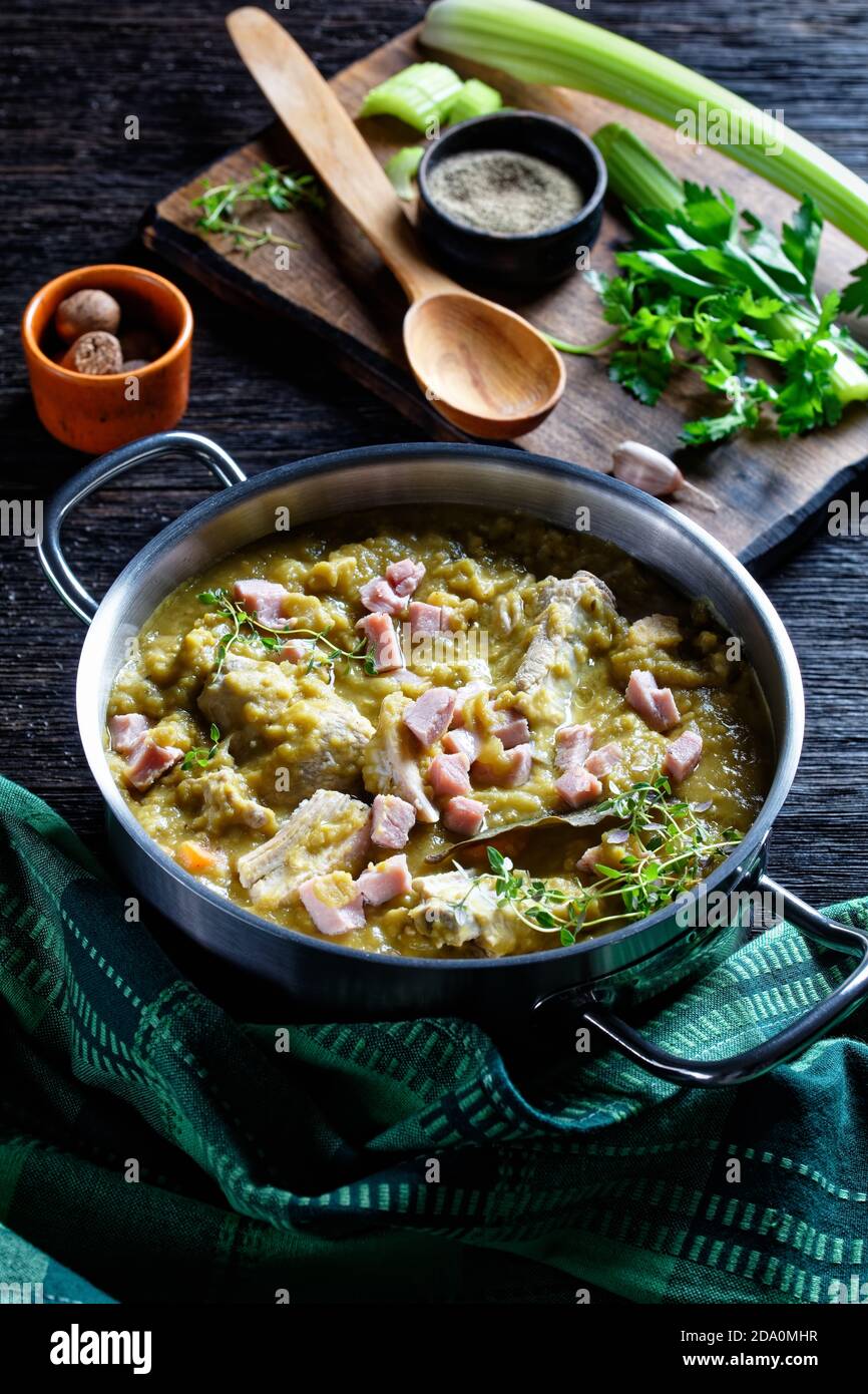 soupe finlandaise aux pois verts avec côtes de porc et jambon dans une casserole, vue verticale depuis le dessus Banque D'Images