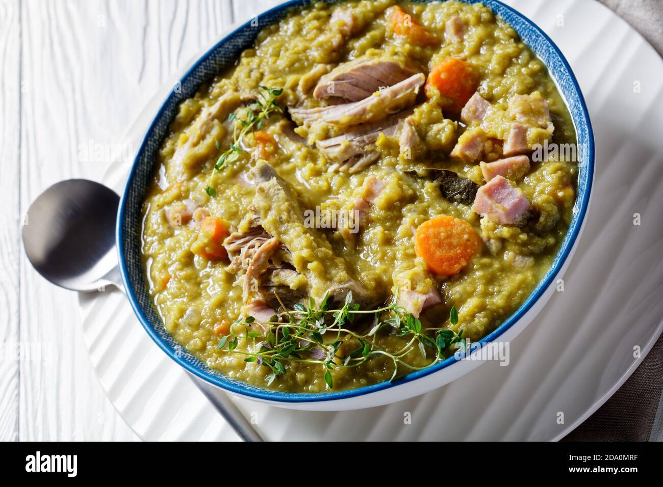 gros plan de la soupe finlandaise aux pois verts avec côtes de porc et jambon dans un bol, vue horizontale depuis le dessus Banque D'Images