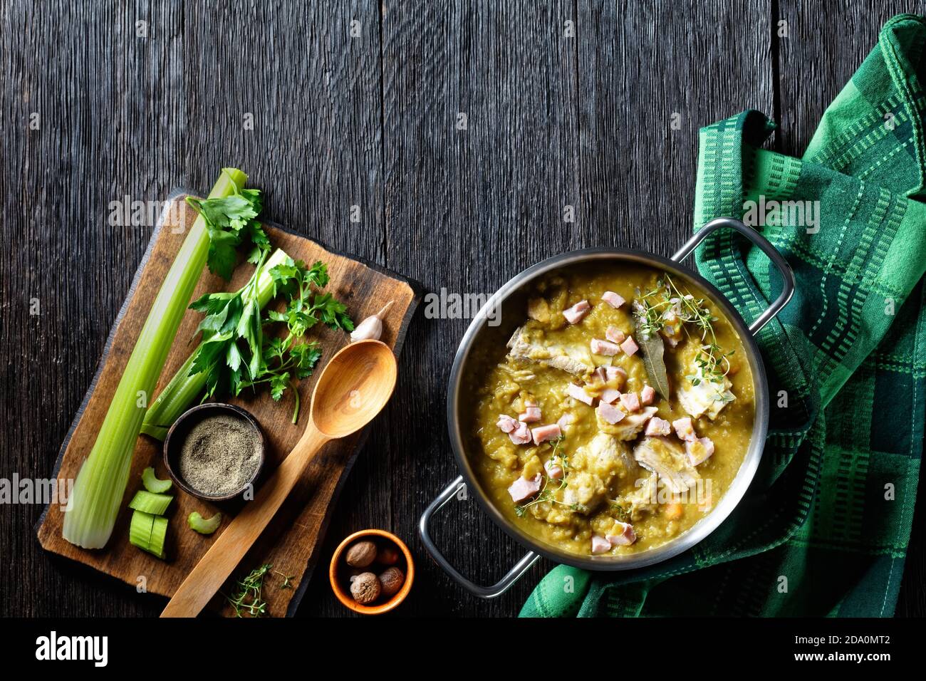 soupe finlandaise aux pois verts avec côtes de porc et jambon dans une casserole, vue horizontale depuis le dessus, espace libre Banque D'Images