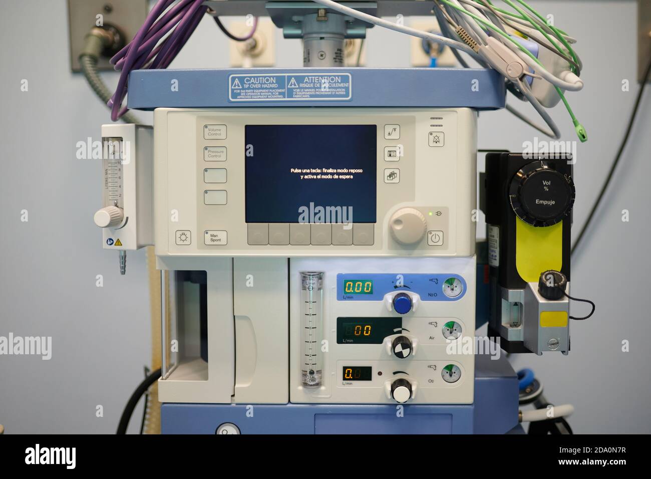 Appareil respiratoire d'anesthésie moderne avec moniteur commuté placé en chirurgie service à l'hôpital Banque D'Images