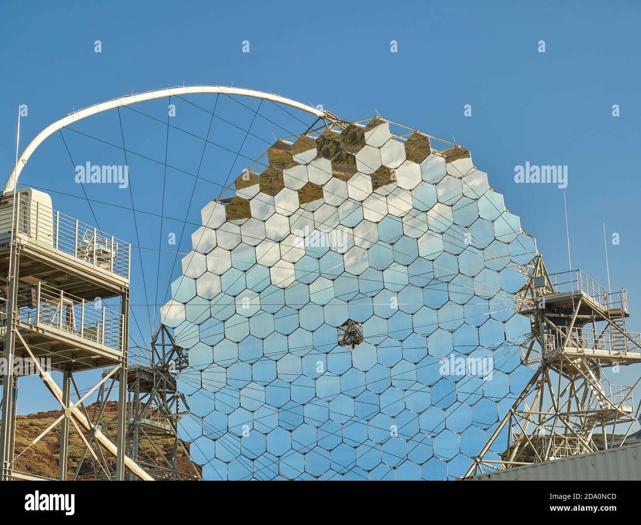 Télescope MAGIC avec segments de miroir contre ciel bleu sans nuages dedans Lumière du jour sur le site de l'observatoire astronomique sur l'île de la Palma En Espagne Banque D'Images
