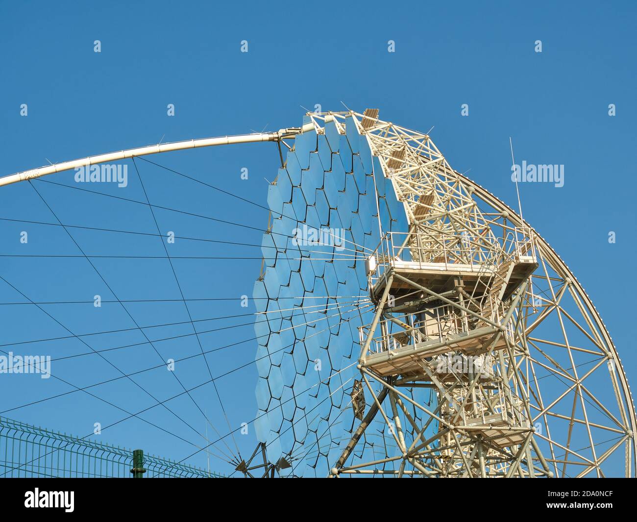 Télescope MAGIC avec segments de miroir contre ciel bleu sans nuages dedans Lumière du jour sur le site de l'observatoire astronomique sur l'île de la Palma En Espagne Banque D'Images
