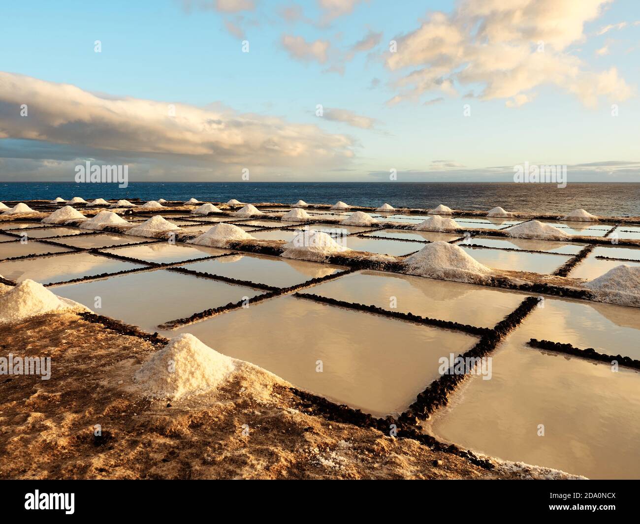 Paysage incroyable de salines situées près de la mer au coucher du soleil À la Palma en Espagne Banque D'Images