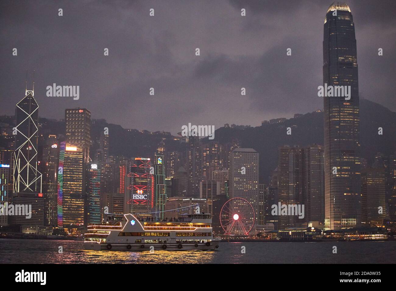 Hong Kong, Chine, avril 2018.Bateaux naviguant dans la baie de Kowloon avec les gratte-ciel de Hong Kong en arrière-plan la nuit. Banque D'Images