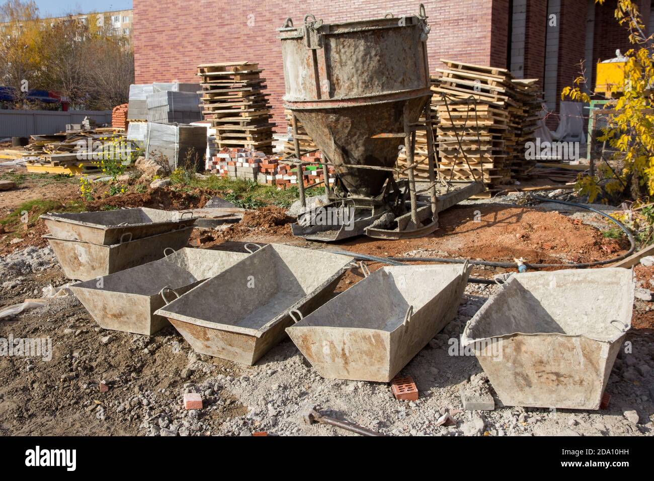 Blanchissage de ciment sur un chantier de construction. Réservoir de ciment pour la construction. Travaux de béton sur un chantier de construction. Réservoir pour l'alimentation du mortier de béton au sol Banque D'Images