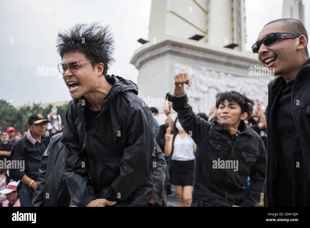 Bangkok, Thaïlande. 08 novembre 2020. Le groupe RAP thaïlandais « RAP contre la dictature » (RAD), célèbre pour ses chansons antigouvernementales, enregistre leur nouveau clip vidéo devant le Monument de la démocratie lors d'une manifestation antigouvernementale dans la capitale thaïlandaise où des manifestants pro-démocratie ont pris les rues pour marcher vers le Grand Palais pour livrer une lettre Roi de Thaïlande Maha Vajiralongkorn (Rama X). Crédit : SOPA Images Limited/Alamy Live News Banque D'Images