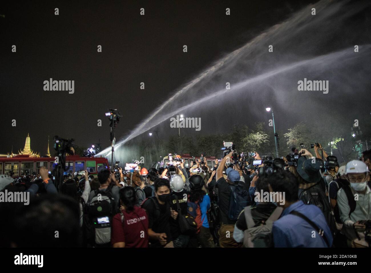 Bangkok, Thaïlande. 08 novembre 2020. La police anti-émeute utilise le canon à eau pour disperser la foule lors d'une manifestation antigouvernementale dans la capitale thaïlandaise. Des manifestants pro-démocratie ont pris les rues du Monument de la démocratie pour marcher vers le Grand Palais pour livrer une lettre au roi de Thaïlande Maha Vajiralongkorn (Rama X), les manifestants ont été accueillis par la police thaïlandaise qui a utilisé des bus de la ville et des barbelés pour bloquer la route, Et des canons à eau pour disperser la foule à Sanam Luang en face du Grand Palais. Crédit : SOPA Images Limited/Alamy Live News Banque D'Images