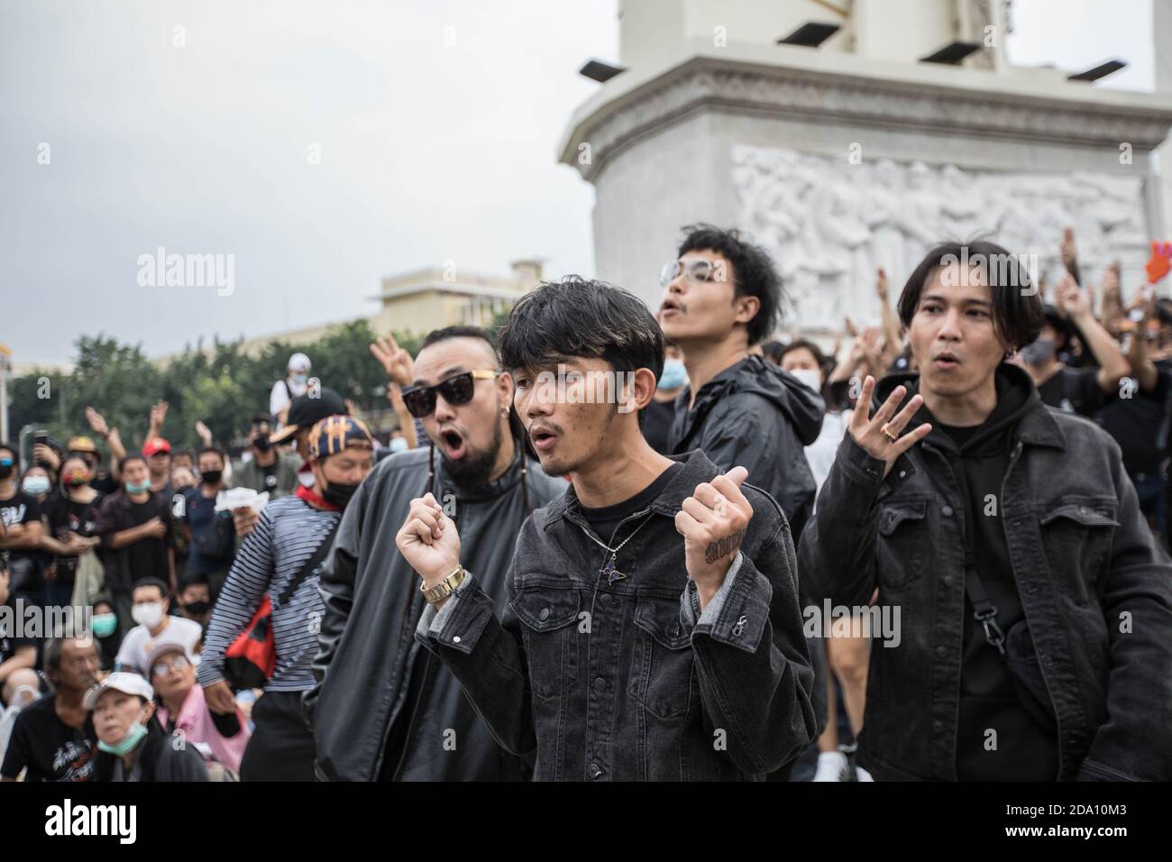 Bangkok, Thaïlande. 08 novembre 2020. Le groupe RAP thaïlandais « RAP contre la dictature » (RAD), célèbre pour ses chansons antigouvernementales, enregistre leur nouveau clip vidéo devant le Monument de la démocratie lors d'une manifestation antigouvernementale dans la capitale thaïlandaise où des manifestants pro-démocratie ont pris les rues pour marcher vers le Grand Palais pour livrer une lettre Roi de Thaïlande Maha Vajiralongkorn (Rama X). Crédit : SOPA Images Limited/Alamy Live News Banque D'Images