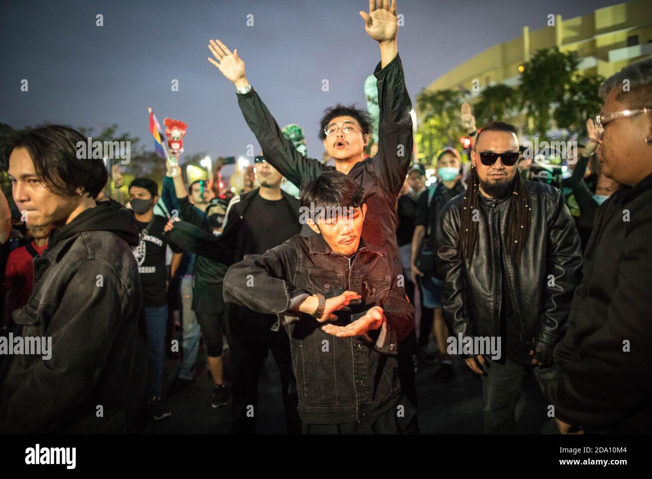 Bangkok, Thaïlande. 08 novembre 2020. Le groupe RAP thaïlandais « RAP contre la dictature » (RAD), célèbre pour ses chansons antigouvernementales, enregistre leur nouveau clip vidéo lors d'une manifestation antigouvernementale dans la capitale thaïlandaise où des manifestants pro-démocratie ont pris les rues pour marcher vers le Grand Palais pour livrer une lettre au roi de Thaïlande Maha Vajiralongkorn (Rama X). Crédit : SOPA Images Limited/Alamy Live News Banque D'Images