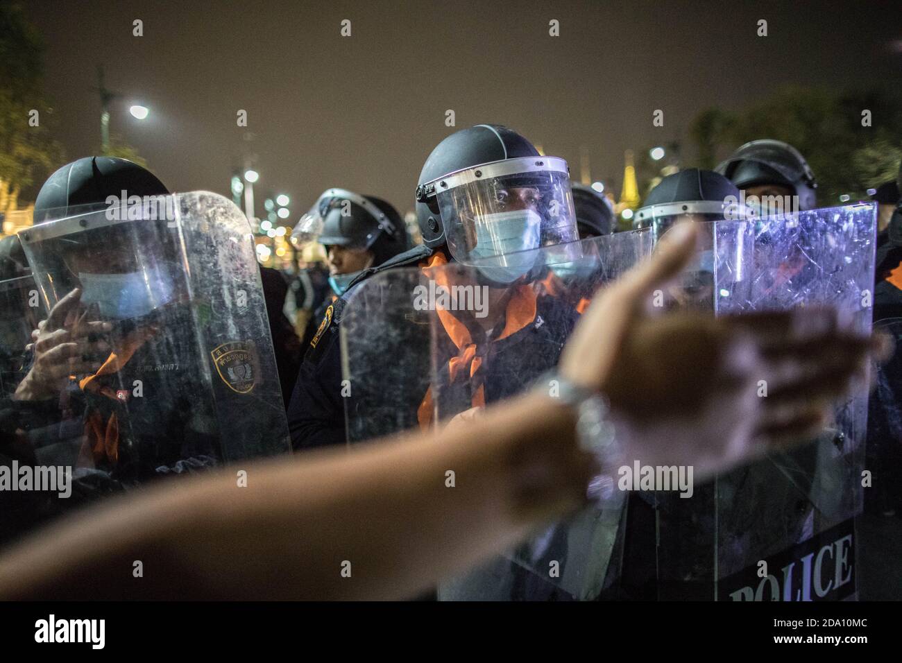 Bangkok, Thaïlande. 08 novembre 2020. Un policier anti-émeute vu derrière ses boucliers lors d'une manifestation antigouvernementale dans la capitale thaïlandaise. Des manifestants pro-démocratie ont pris les rues du Monument de la démocratie pour marcher vers le Grand Palais pour livrer une lettre au roi de Thaïlande Maha Vajiralongkorn (Rama X), les manifestants ont été accueillis par la police thaïlandaise qui a utilisé des bus de la ville et des barbelés pour bloquer la route, Et des canons à eau pour disperser la foule à Sanam Luang en face du Grand Palais. Crédit : SOPA Images Limited/Alamy Live News Banque D'Images