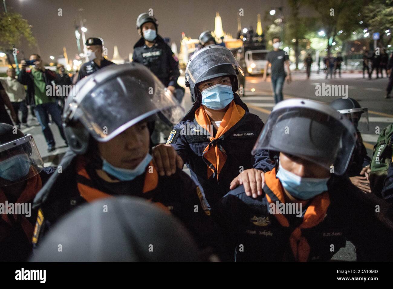 Bangkok, Thaïlande. 08 novembre 2020. Des policiers anti-émeutes regardent les manifestants lors d'une manifestation antigouvernementale dans la capitale thaïlandaise. Des manifestants pro-démocratie ont pris les rues du Monument de la démocratie pour marcher vers le Grand Palais pour livrer une lettre au roi de Thaïlande Maha Vajiralongkorn (Rama X), les manifestants ont été accueillis par la police thaïlandaise qui a utilisé des bus de la ville et des barbelés pour bloquer la route, Et des canons à eau pour disperser la foule à Sanam Luang en face du Grand Palais. Crédit : SOPA Images Limited/Alamy Live News Banque D'Images