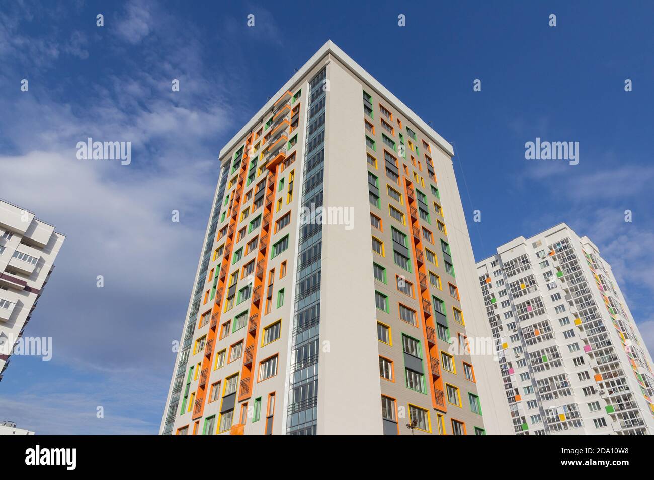 Immeubles résidentiels modernes de plusieurs étages, dans un ciel bleu clair. Construction de nouveaux bâtiments résidentiels à plusieurs étages Banque D'Images