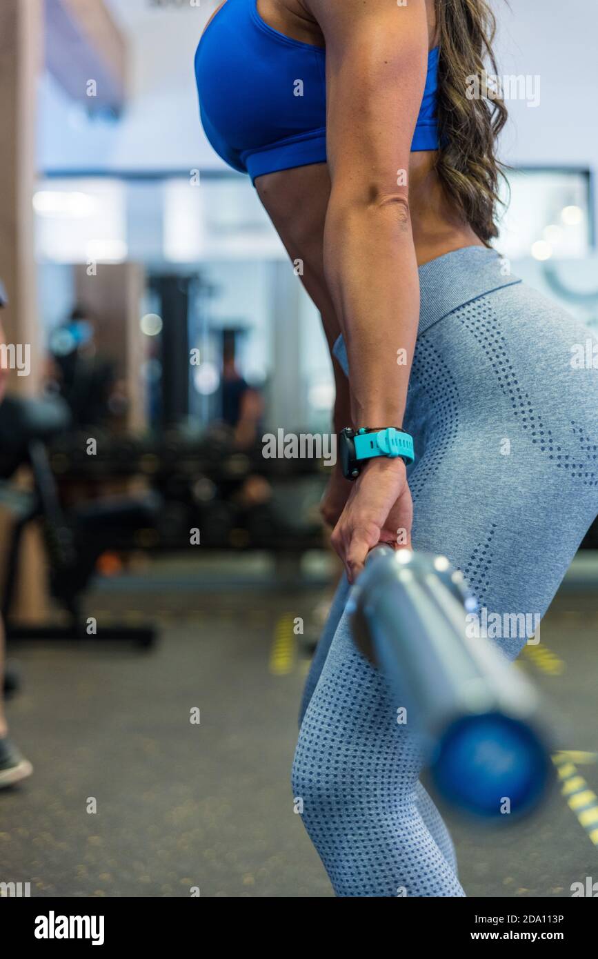 Femme médecin spécialiste en uniforme de protection, gants en latex et masque facial vaccinant la patiente africaine américaine heureuse en clinique pendant le coronav Banque D'Images