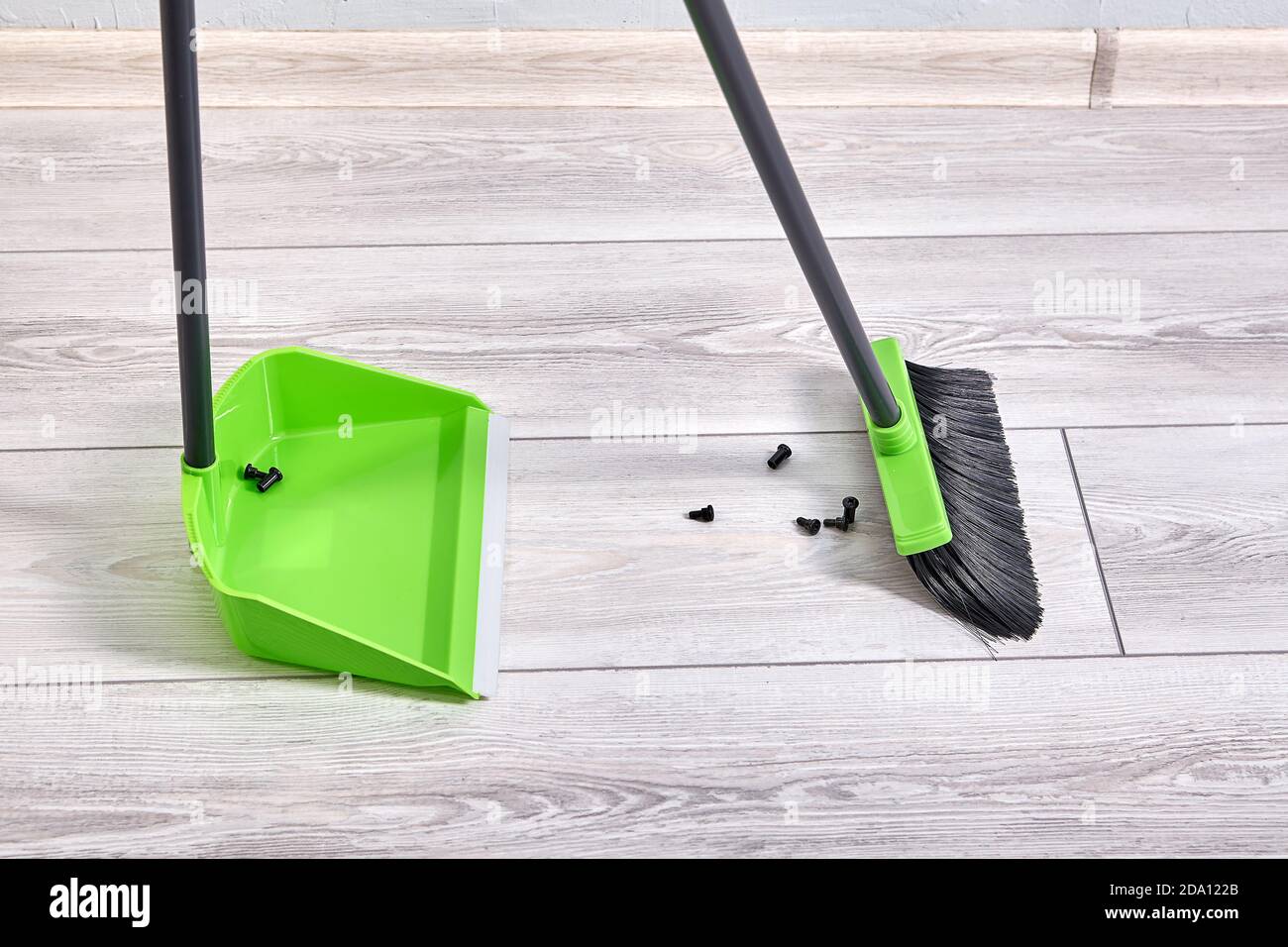 Brosse et balai pour nettoyer le sol et balayer la saleté à plat Photo  Stock - Alamy