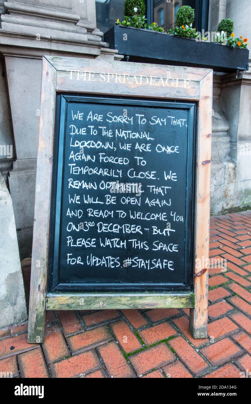 Le confinement du coronavirus Covid-19 a forcé 2 pubs en Angleterre à fermer bas Banque D'Images
