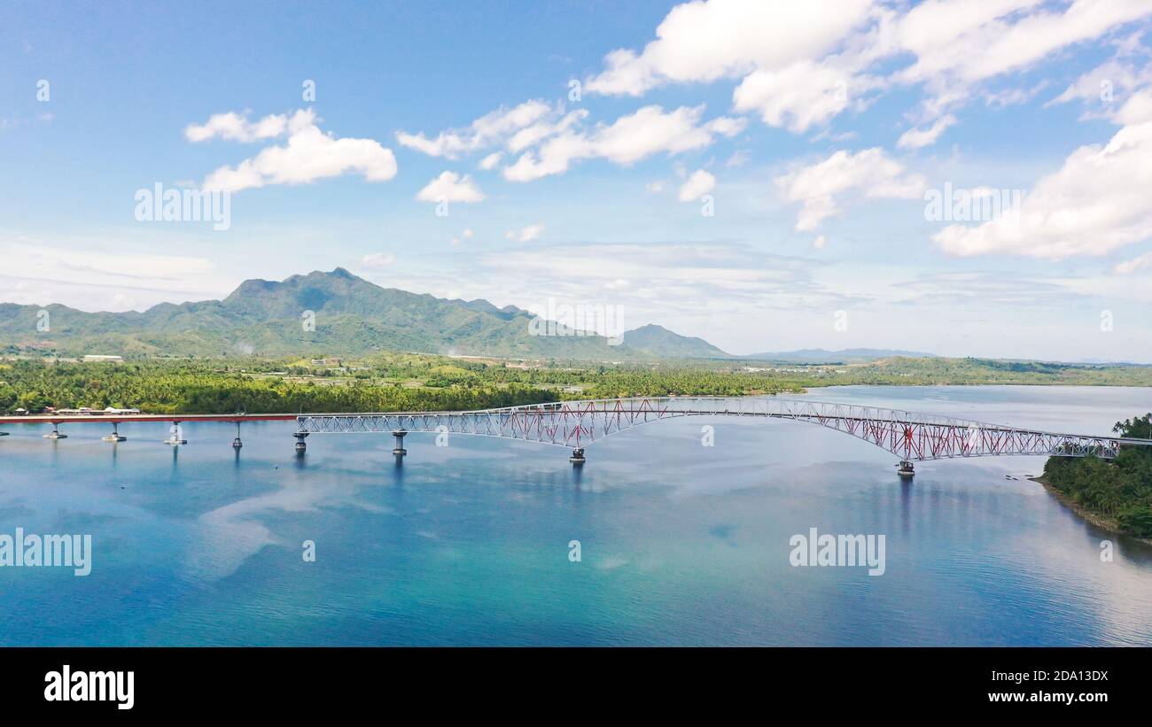 Pont De San Juanico : Le Plus Long Pont Des Philippines. Pont routier entre les îles, vue de dessus. Concept de vacances d'été et de voyage. Banque D'Images