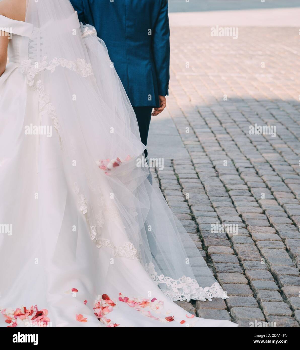 Couple de mariée célébrant ensemble le joyeux jour de mariage. Concept d'agence de mariage. Banque D'Images Couple de mariée célébrant ensemble le joyeux jour de mariage. Concept d'agence de mariage. Banque D'Images