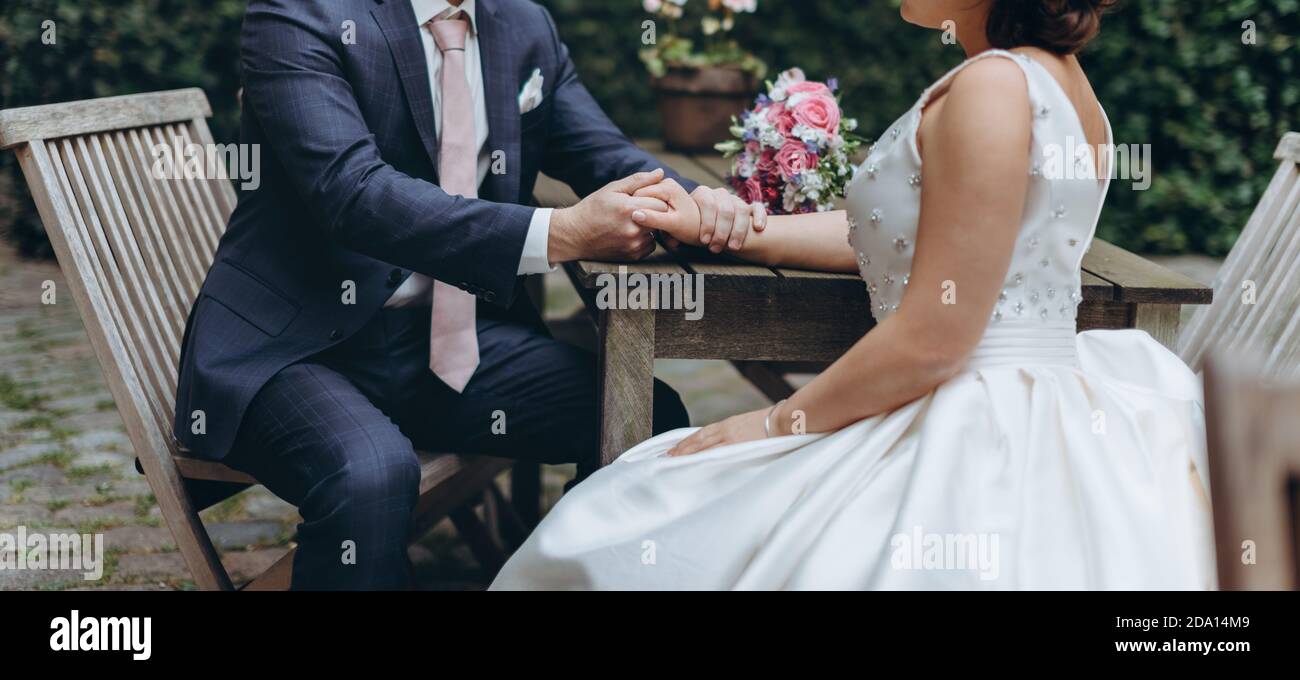 Couple de mariée célébrant ensemble le joyeux jour de mariage. Concept d'agence de mariage. Banque D'Images Couple de mariée célébrant ensemble le joyeux jour de mariage. Concept d'agence de mariage. Banque D'Images