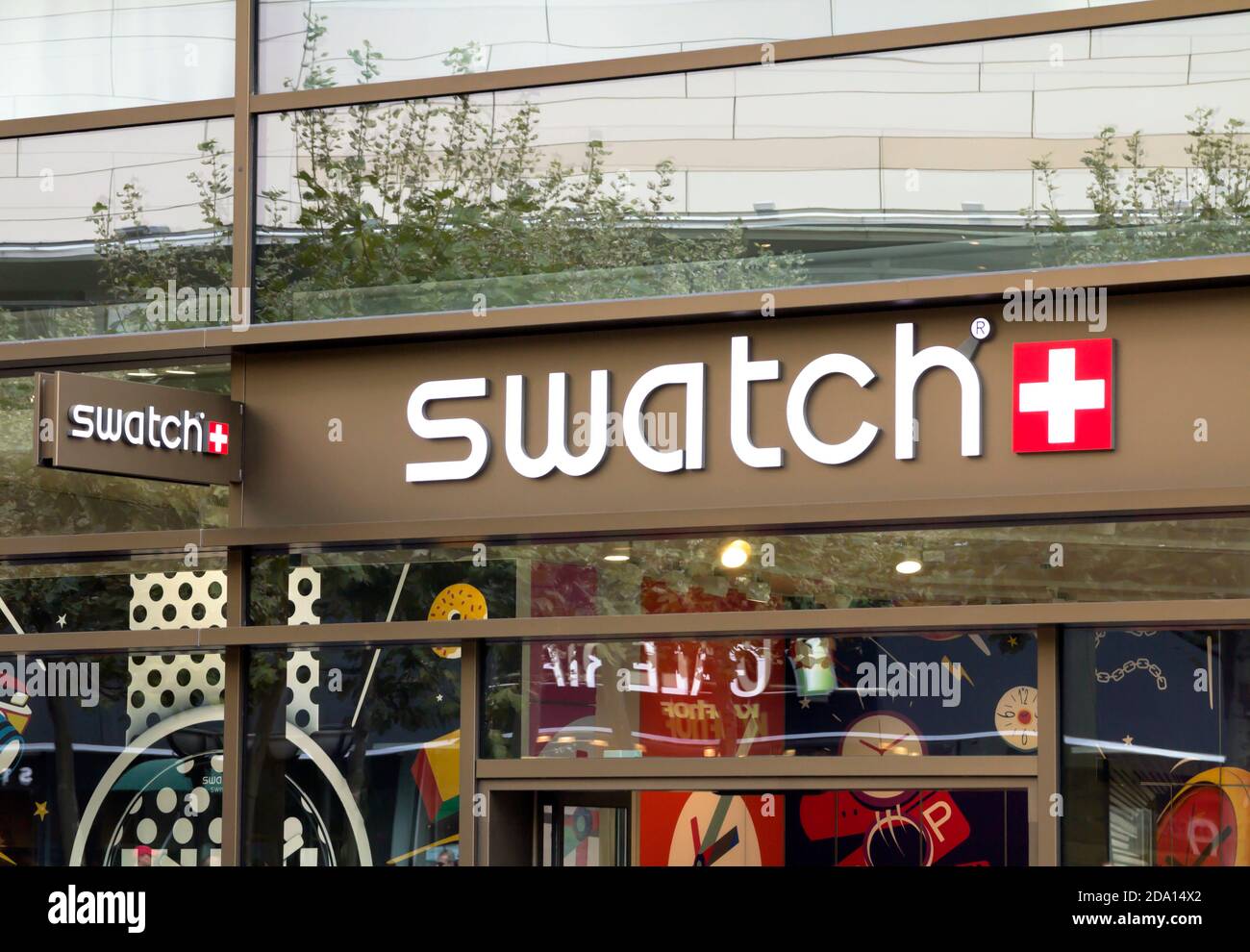 Magasin Swatch, montre de luxe typique et boutique de bijoux dans le centre  de Francfort, en Allemagne. Les montres suisses sont un symbole de la  suisse Photo Stock - Alamy