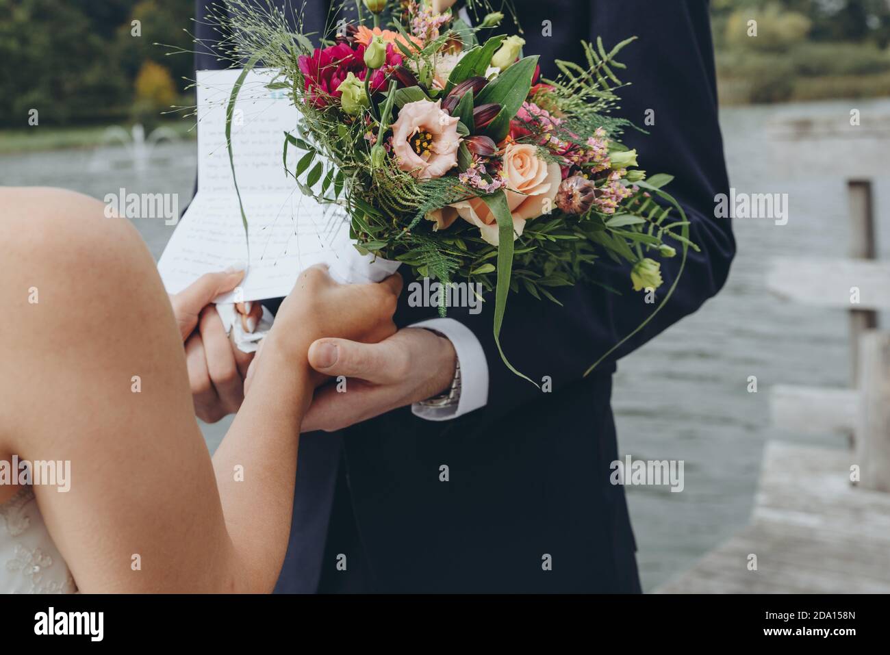 Mariée lisant ses voeux au marié pendant la cérémonie officielle de mariage. Concept d'agence de mariage. Banque D'Images Mariée lisant ses voeux au marié pendant la cérémonie officielle de mariage. Concept d'agence de mariage. Banque D'Images