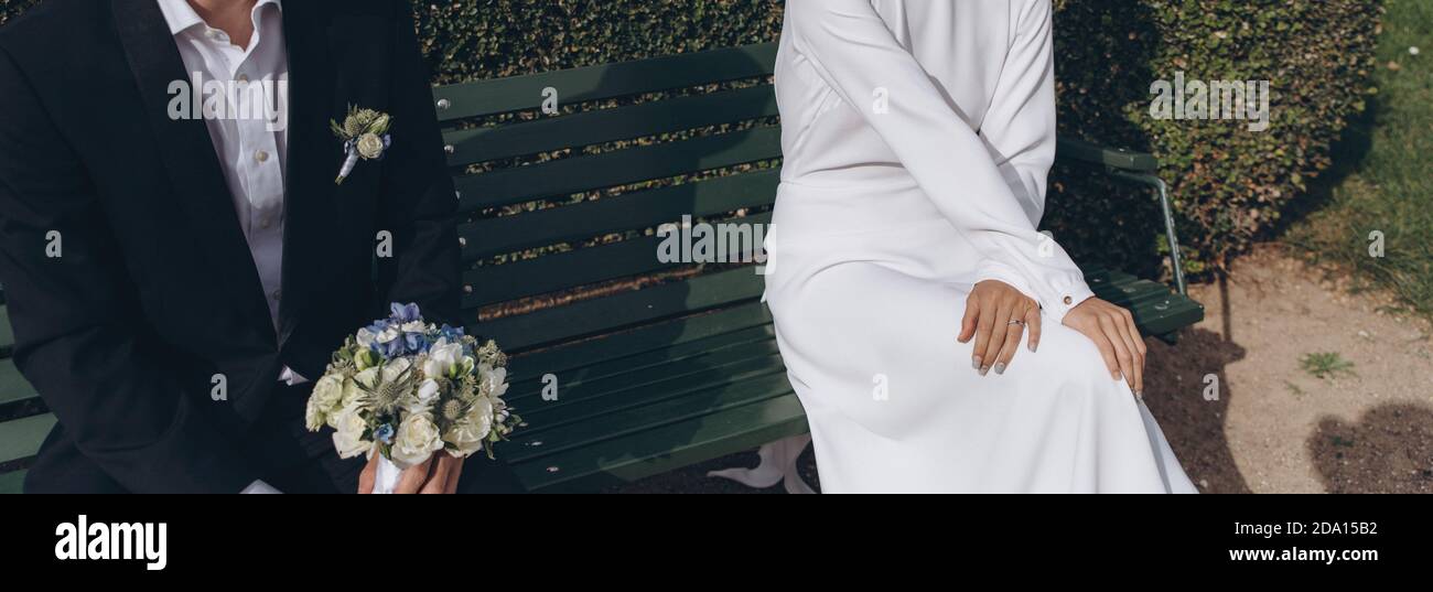 Couple de mariage célébrant ensemble le joyeux jour de mariage. Concept d'agence de mariage. Banque D'Images Couple de mariage célébrant ensemble le joyeux jour de mariage. Concept d'agence de mariage. Banque D'Images