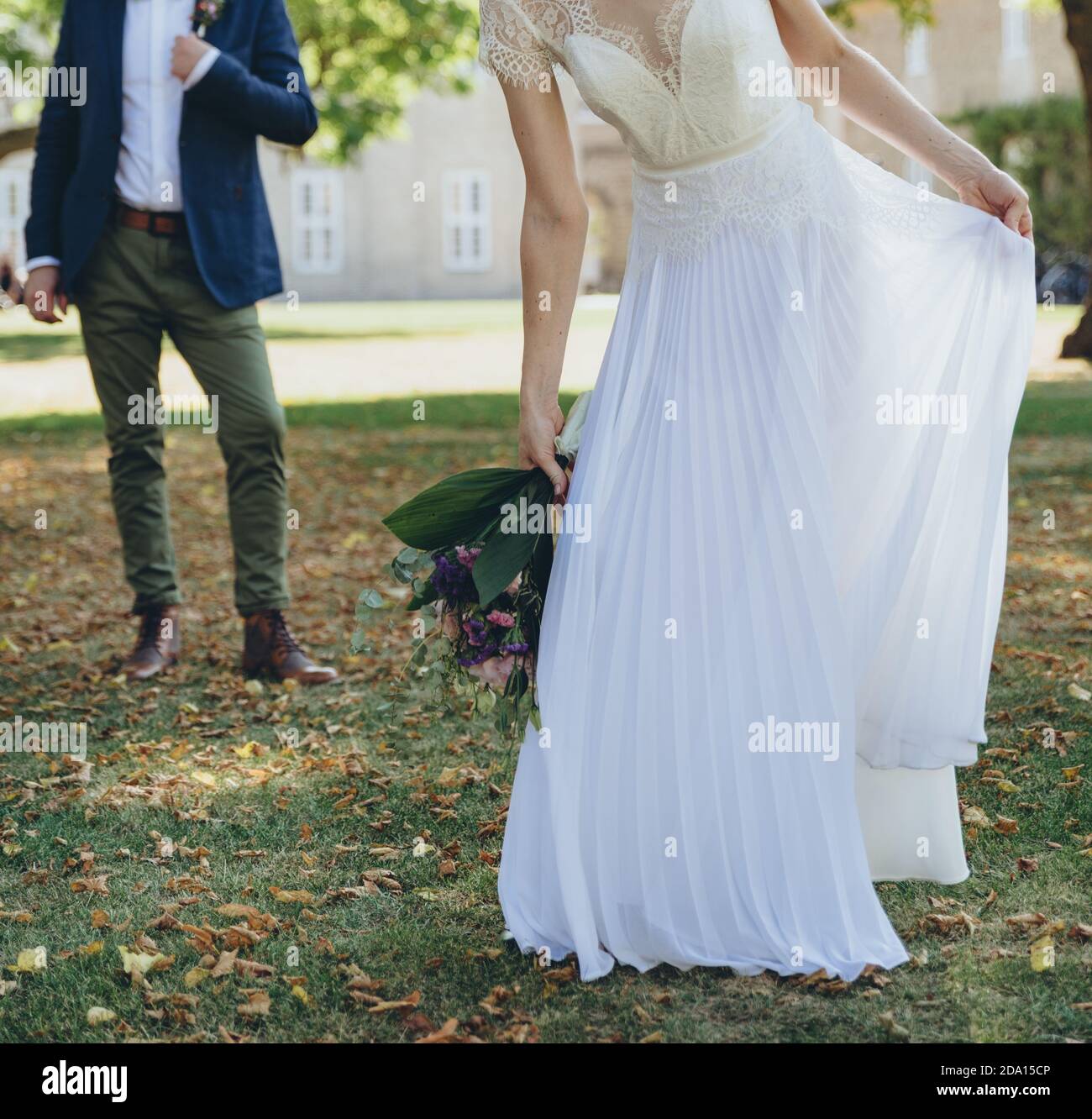 Couple de mariage se posant ensemble, mariée heureuse et marié. Banque D'Images Couple de mariage se posant ensemble, mariée heureuse et marié. Banque D'Images
