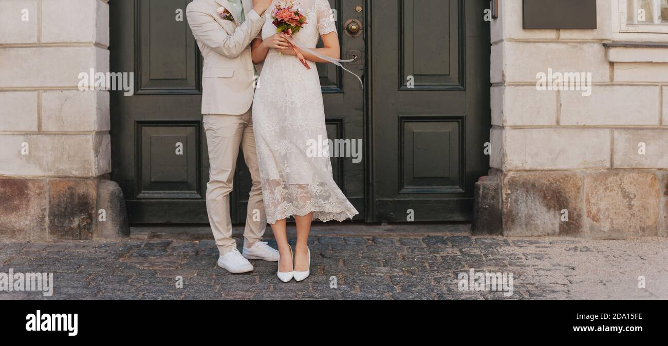 Couple de mariage célébrant ensemble le joyeux jour de mariage. Concept d'agence de mariage. Banque D'Images Couple de mariage célébrant ensemble le joyeux jour de mariage. Concept d'agence de mariage. Banque D'Images