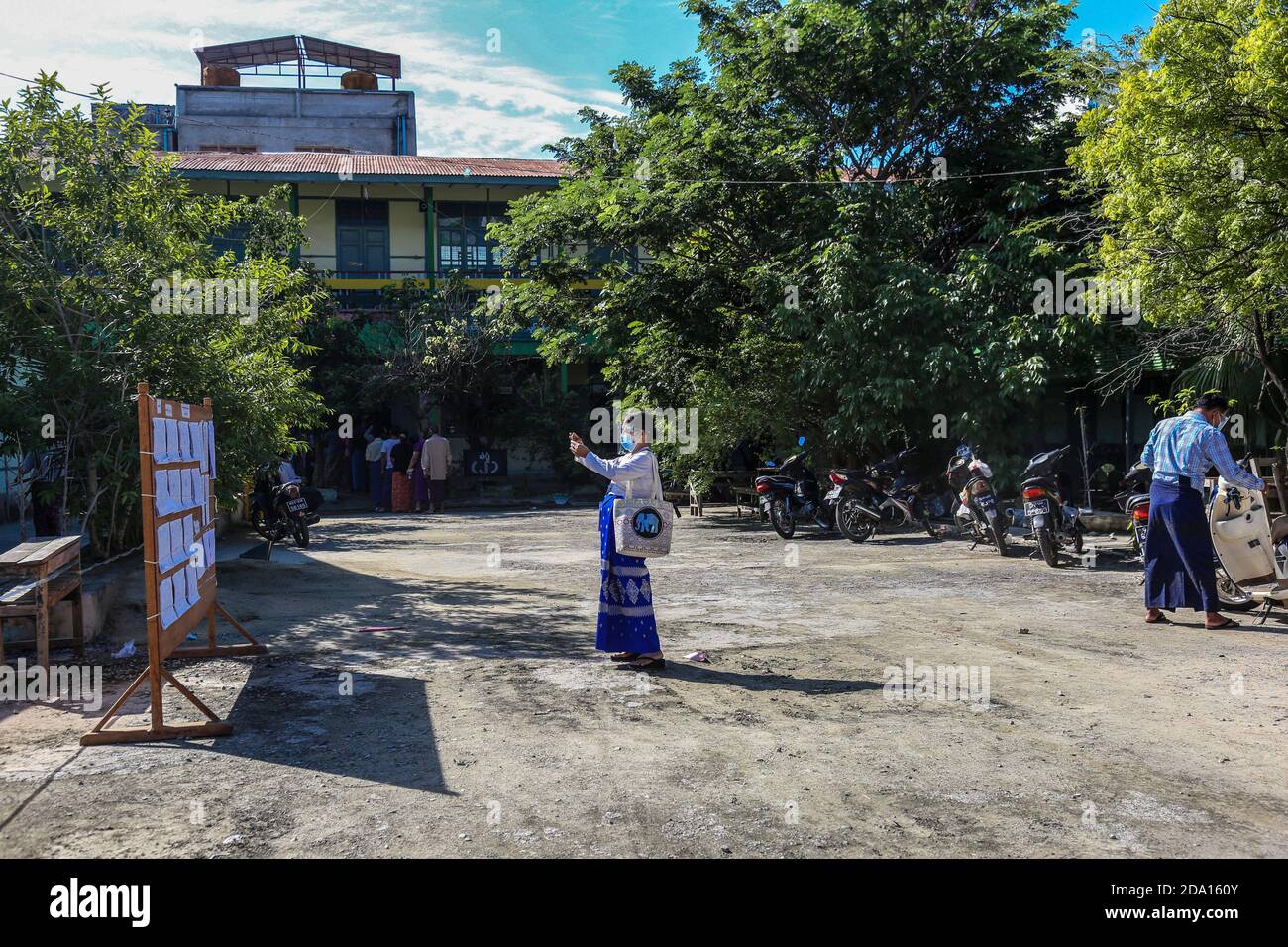 Mandalay, Myanmar. 08 novembre 2020. Une femme prend une photo de la liste des électeurs avec son téléphone.les citoyens du Myanmar ont voté lors de la deuxième élection démocratique depuis la fin du régime militaire avec la Ligue nationale pour la démocratie (NLD) Aung San Suu Kyi qui devrait remporter l'élection. Crédit : SOPA Images Limited/Alamy Live News Banque D'Images