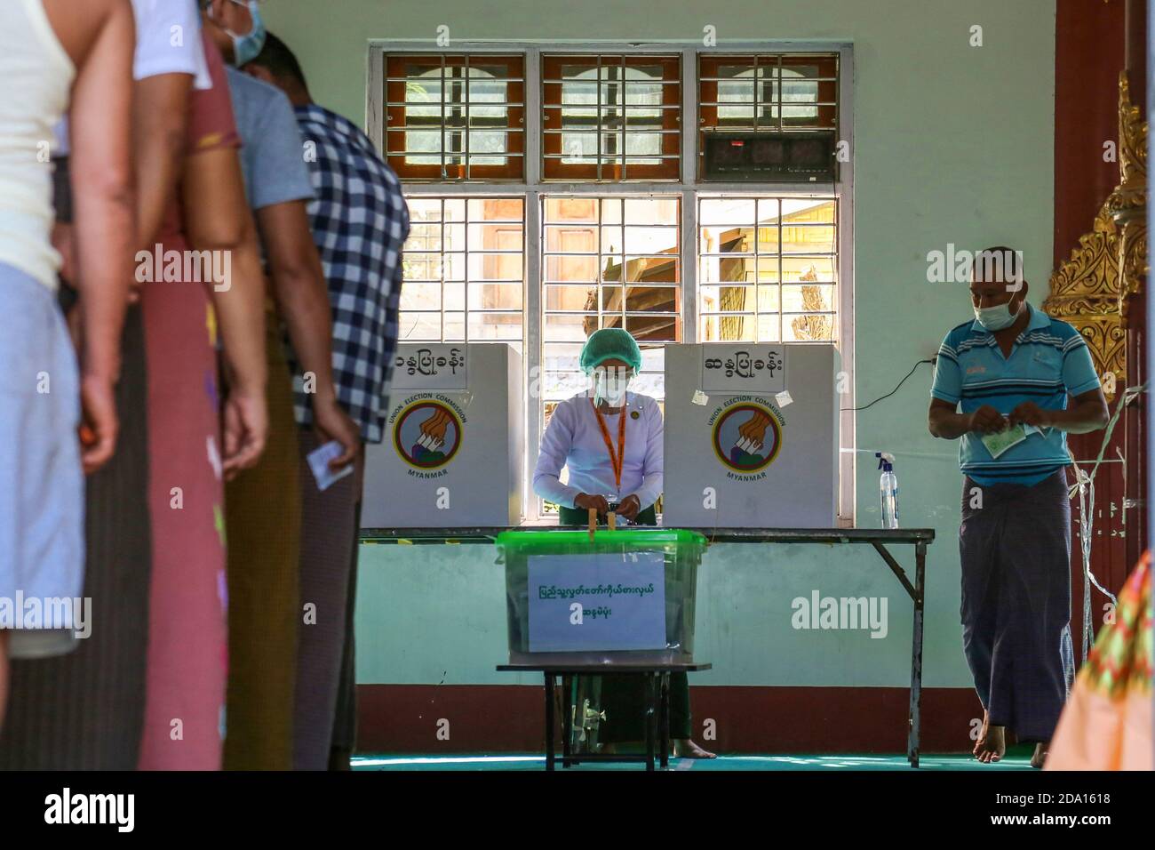 Mandalay, Myanmar. 08 novembre 2020. Un homme sort du bureau de vote après qu'il ait terminé son vote.les citoyens du Myanmar ont voté lors de la deuxième élection démocratique depuis la fin du régime militaire, Aung San Suu Kyi devant remporter l'élection. Crédit : SOPA Images Limited/Alamy Live News Banque D'Images