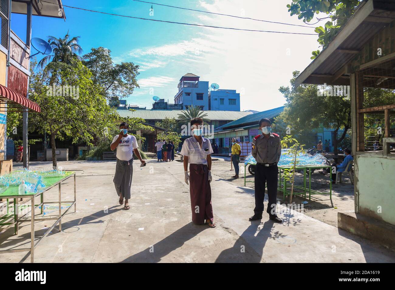Mandalay, Myanmar. 08 novembre 2020. Un policier est garde-corps devant le bureau de vote.les citoyens du Myanmar ont voté lors de la deuxième élection démocratique depuis la fin du régime militaire, Aung San Suu Kyi étant prévu que la Ligue nationale pour la démocratie (NLD) remporte les élections. Crédit : SOPA Images Limited/Alamy Live News Banque D'Images
