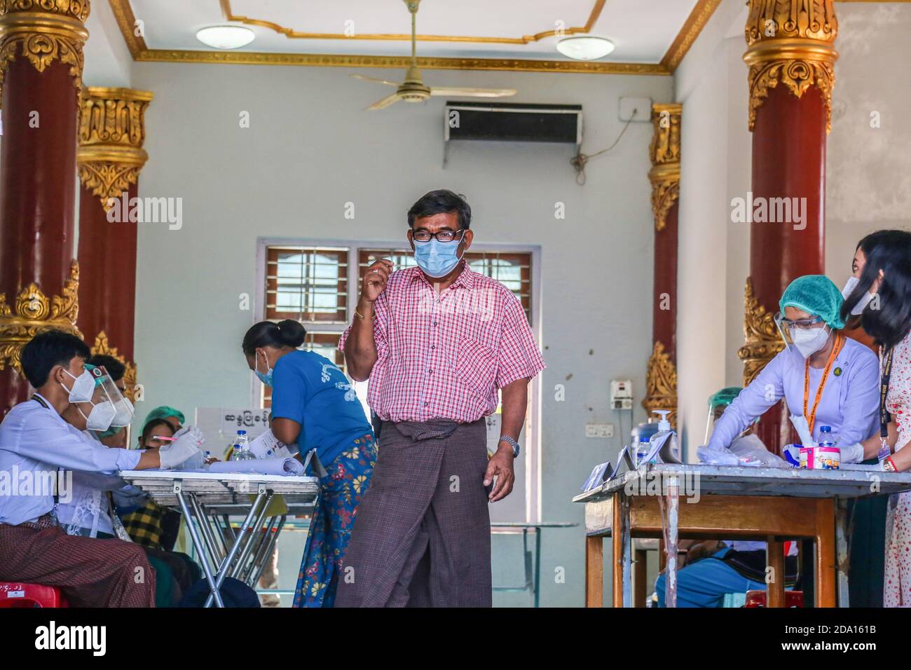 Mandalay, Myanmar. 08 novembre 2020. Un homme sort du bureau de vote après qu'il ait terminé son vote.les citoyens du Myanmar ont voté lors de la deuxième élection démocratique depuis la fin du régime militaire, Aung San Suu Kyi devant remporter l'élection. Crédit : SOPA Images Limited/Alamy Live News Banque D'Images