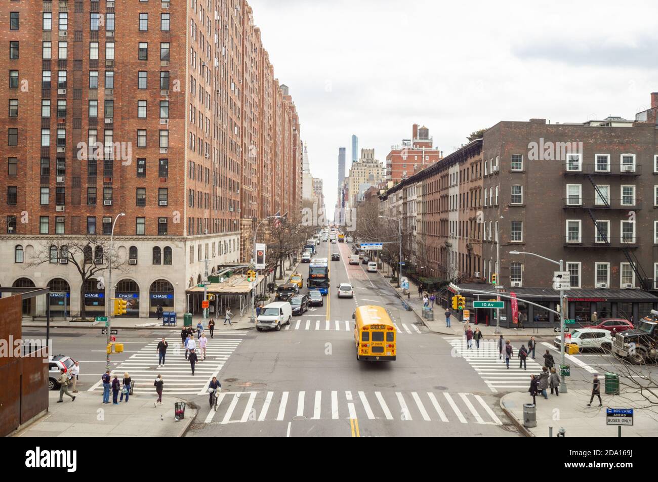 West 23th Street et 10th Avenue, vue depuis High Line, New York City, New York Mars 2019. Un autobus scolaire traverse l'intersection Banque D'Images